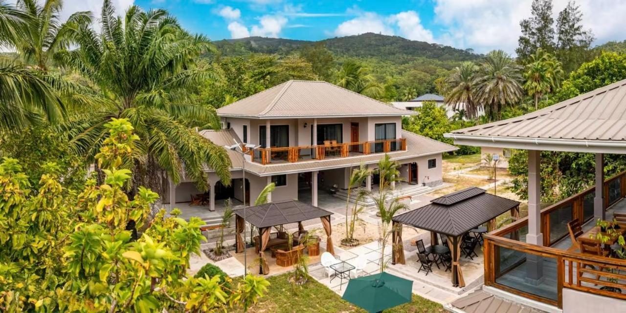 Mahé'de Anse à la Mouche'taki AliBel Beach Villa, arkasında dağ
