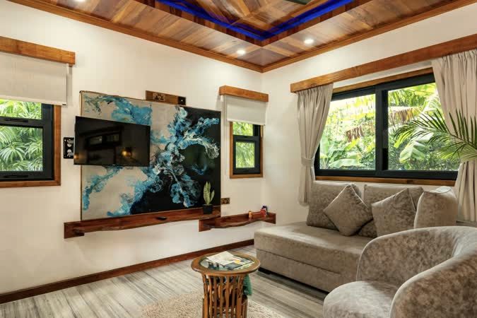 AliBel Beach Villa'da geri kazanılmış ahşaptan elle yapılmış Janmalac stüdyosunun oturma alanı