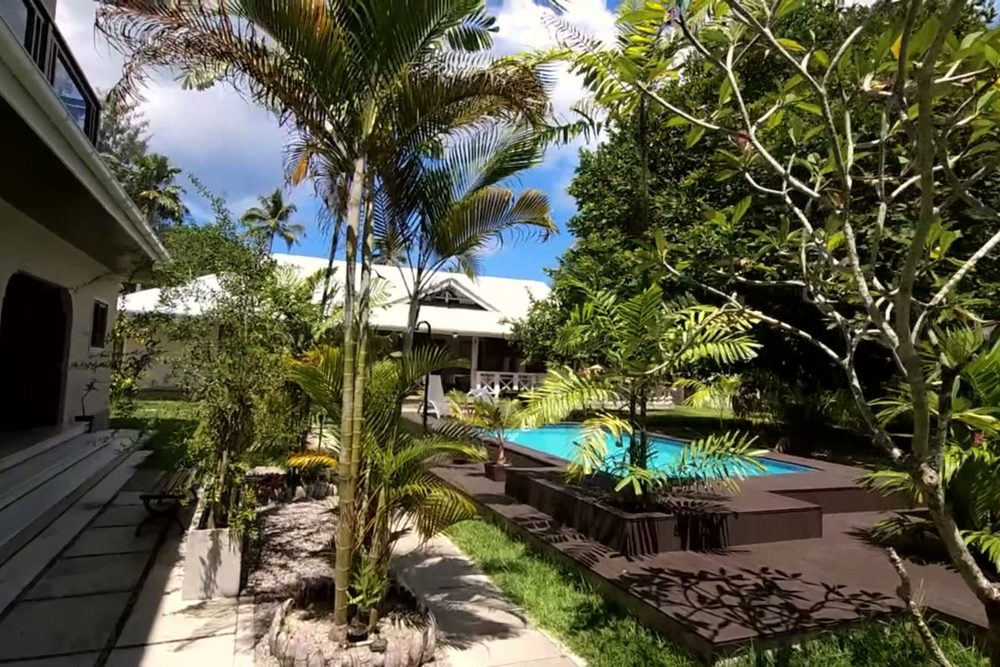 AliBel Beach Villa'da Orange stüdyosunun verandasından havuz