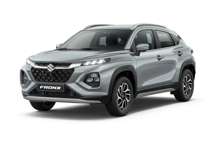 Gümüş Suzuki Fronx kompakt SUV, önden üç çeyrek görünüm