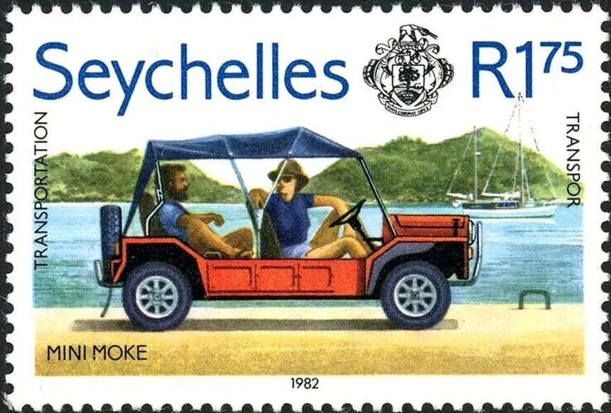 1982 tarihli 1,75 rupilik Seyşeller posta pulu, iki yolcusuyla kırmızı Mini Moke, MINI MOKE yazılı