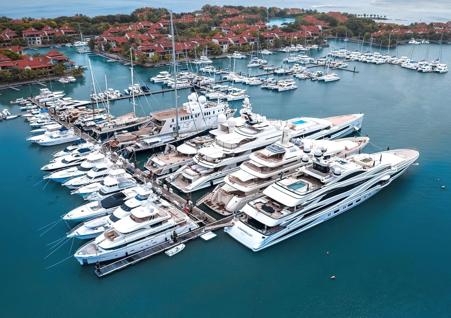 Eden Island marinasında süperyat havzası, havadan geniş açı